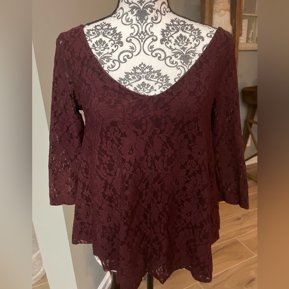 American Eagle size XS burgundy lace top - Picture 1 of 9